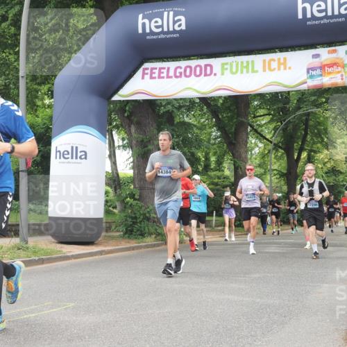 29.06.2025 - hella hamburg halbmarathon KatJ http://msf.ph/oto/8528968 29.06.2025 10:56:13 Zwischen KM18-KM19 4649, 4864, 8727 meine-sportfotos.de
