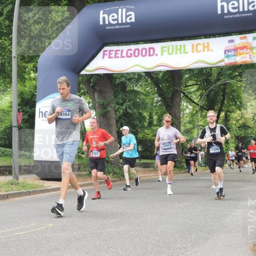 29.06.2025 - hella hamburg halbmarathon KatJ http://msf.ph/oto/8528982 29.06.2025 10:56:14 Zwischen KM18-KM19 4649, 4864, 8727 meine-sportfotos.de