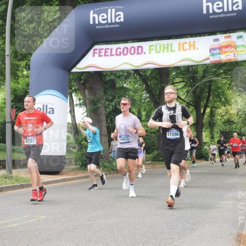 29.06.2025 - hella hamburg halbmarathon KatJ http://msf.ph/oto/8528995 29.06.2025 10:56:15 Zwischen KM18-KM19 4864, 6295, 8727 meine-sportfotos.de