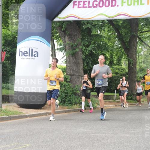 29.06.2025 - hella hamburg halbmarathon KatJ http://msf.ph/oto/8529288 29.06.2025 10:56:31 Zwischen KM18-KM19 1032, 4204, 5242 meine-sportfotos.de