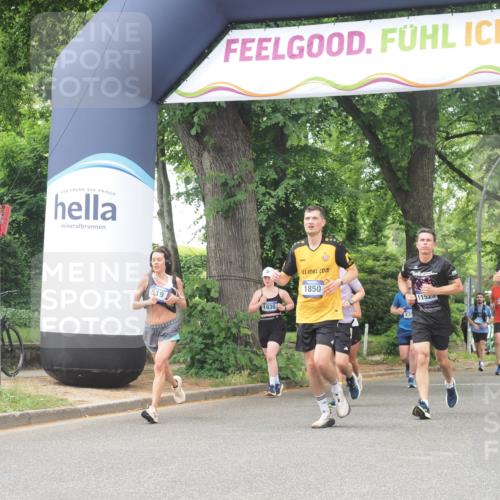 29.06.2025 - hella hamburg halbmarathon KatJ http://msf.ph/oto/8529330 29.06.2025 10:56:34 Zwischen KM18-KM19 1032, 1850, 5191, 5242 meine-sportfotos.de