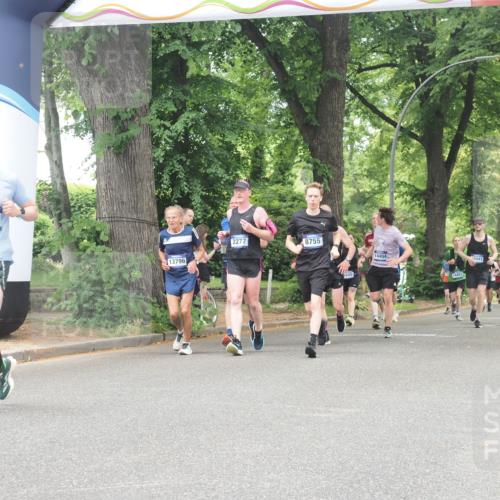 29.06.2025 - hella hamburg halbmarathon KatJ http://msf.ph/oto/8529735 29.06.2025 10:57:06 Zwischen KM18-KM19 2055, 3844, 8755 meine-sportfotos.de