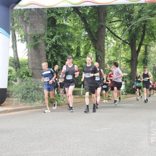 29.06.2025 - hella hamburg halbmarathon KatJ http://msf.ph/oto/8529742 29.06.2025 10:57:06 Zwischen KM18-KM19 2055, 3844, 8755 meine-sportfotos.de