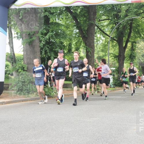 29.06.2025 - hella hamburg halbmarathon KatJ http://msf.ph/oto/8529746 29.06.2025 10:57:06 Zwischen KM18-KM19 2055, 3844, 8755 meine-sportfotos.de