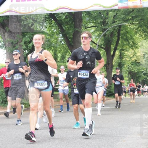 29.06.2025 - hella hamburg halbmarathon KatJ http://msf.ph/oto/8529911 29.06.2025 10:57:21 Zwischen KM18-KM19 1173, 1527, 1859, 3691, 3729, 7209, 7840 meine-sportfotos.de