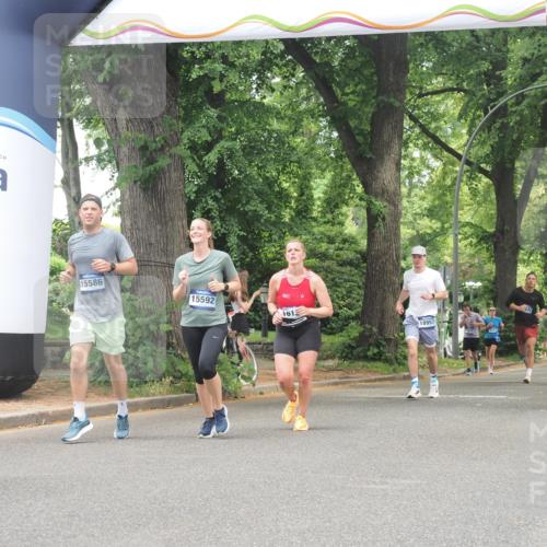 29.06.2025 - hella hamburg halbmarathon KatJ http://msf.ph/oto/8530007 29.06.2025 10:57:28 Zwischen KM18-KM19 2990, 3691, 5423 meine-sportfotos.de