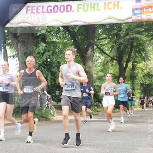 29.06.2025 - hella hamburg halbmarathon KatJ http://msf.ph/oto/8530225 29.06.2025 10:57:45 Zwischen KM18-KM19 7346, 7881, 8001, 8055 meine-sportfotos.de