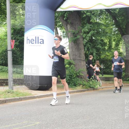 29.06.2025 - hella hamburg halbmarathon KatJ http://msf.ph/oto/8530405 29.06.2025 10:57:57 Zwischen KM18-KM19 6166 meine-sportfotos.de