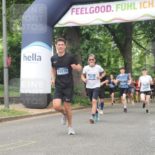 29.06.2025 - hella hamburg halbmarathon KatJ http://msf.ph/oto/8530581 29.06.2025 10:58:09 Zwischen KM18-KM19 2904, 4394, 7809, 7810 meine-sportfotos.de