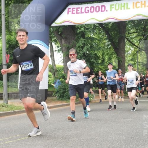 29.06.2025 - hella hamburg halbmarathon KatJ http://msf.ph/oto/8530588 29.06.2025 10:58:09 Zwischen KM18-KM19 2904, 4394, 7809, 7810 meine-sportfotos.de