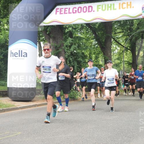 29.06.2025 - hella hamburg halbmarathon KatJ http://msf.ph/oto/8530594 29.06.2025 10:58:09 Zwischen KM18-KM19 2904, 4394, 7809, 7810 meine-sportfotos.de
