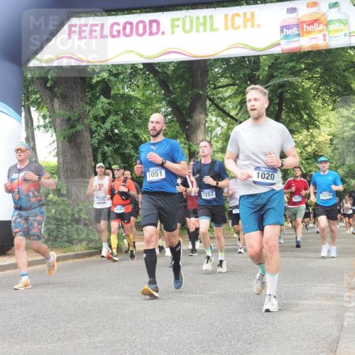 29.06.2025 - hella hamburg halbmarathon KatJ http://msf.ph/oto/8530637 29.06.2025 10:58:13 Zwischen KM18-KM19 1020, 1051, 3020, 5036, 7257, 7809, 7810 meine-sportfotos.de