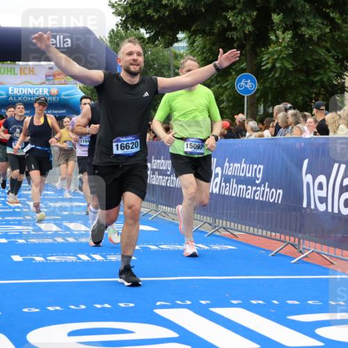 29.06.2025 - hella hamburg halbmarathon Strokosch-Dieckow http://msf.ph/oto/8533994 29.06.2025 10:56:55 Ziel 1485, 1955, 2282, 2741, 2759, 4299, 5033, 5418, 6835, 7716, 8669, 11043, 11143, 11212, 11638, 13816, 14678, 15097, 16008, 16009, 16470, 16620, 16679, 18719, 19091 meine-sportfotos.de