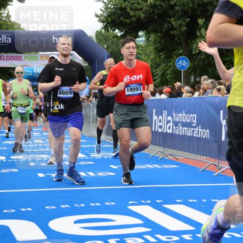 29.06.2025 - hella hamburg halbmarathon Strokosch-Dieckow http://msf.ph/oto/8534011 29.06.2025 10:56:59 Ziel 1485, 1955, 2282, 2759, 4261, 4299, 5033, 6835, 8669, 11043, 11143, 11212, 11638, 13691, 14408, 14588, 14678, 15097, 16470, 16620, 16909, 17617, 18208, 18719, 19091 meine-sportfotos.de