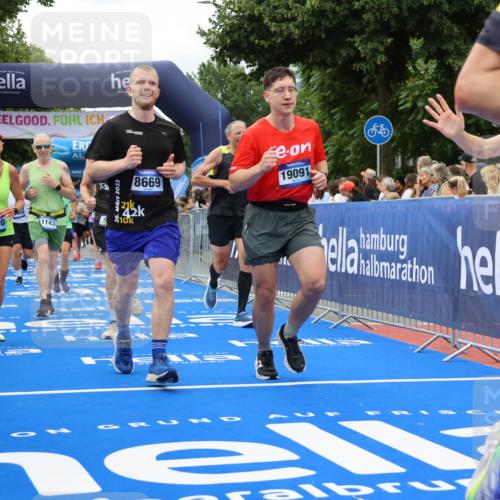 29.06.2025 - hella hamburg halbmarathon Strokosch-Dieckow http://msf.ph/oto/8534012 29.06.2025 10:56:59 Ziel 1485, 1955, 2282, 2759, 4261, 4299, 5033, 6835, 8669, 11043, 11143, 11212, 11638, 13691, 14408, 14588, 14678, 15097, 16470, 16620, 16909, 17617, 18208, 18719, 19091 meine-sportfotos.de