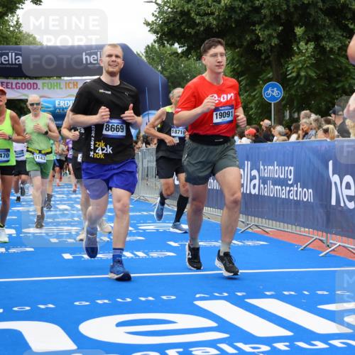 29.06.2025 - hella hamburg halbmarathon Strokosch-Dieckow http://msf.ph/oto/8534013 29.06.2025 10:56:59 Ziel 1485, 1955, 2282, 2759, 4261, 4299, 5033, 6835, 8669, 11043, 11143, 11212, 11638, 13691, 14408, 14588, 14678, 15097, 16470, 16620, 16909, 17617, 18208, 18719, 19091 meine-sportfotos.de