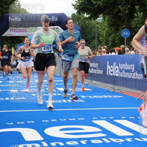 29.06.2025 - hella hamburg halbmarathon Strokosch-Dieckow http://msf.ph/oto/8534029 29.06.2025 10:57:05 Ziel 1387, 1485, 1877, 4167, 4261, 4299, 8669, 9884, 11143, 11212, 11612, 11638, 13691, 13750, 14139, 14408, 14588, 15110, 15726, 16470, 16909, 17617, 18208, 18719, 19091, 19184 meine-sportfotos.de