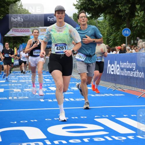 29.06.2025 - hella hamburg halbmarathon Strokosch-Dieckow http://msf.ph/oto/8534036 29.06.2025 10:57:05 Ziel 1387, 1485, 1877, 4167, 4261, 4299, 8669, 9884, 11143, 11212, 11612, 11638, 13691, 13750, 14139, 14408, 14588, 15110, 15726, 16470, 16909, 17617, 18208, 18719, 19091, 19184 meine-sportfotos.de