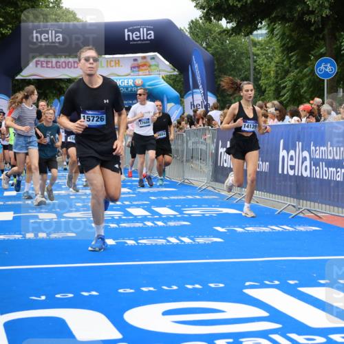 29.06.2025 - hella hamburg halbmarathon Strokosch-Dieckow http://msf.ph/oto/8534043 29.06.2025 10:57:08 Ziel 1387, 1485, 1877, 2676, 4167, 4261, 4940, 9577, 9884, 10383, 11143, 11590, 11612, 13691, 13750, 14139, 14408, 14588, 15110, 15664, 15726, 16909, 17617, 17660, 17848, 17993, 18208, 18719, 19184 meine-sportfotos.de