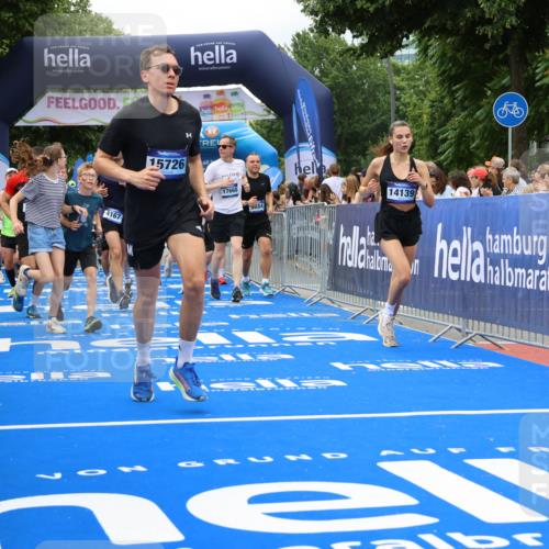 29.06.2025 - hella hamburg halbmarathon Strokosch-Dieckow http://msf.ph/oto/8534045 29.06.2025 10:57:08 Ziel 1387, 1485, 1877, 2676, 4167, 4261, 4940, 9577, 9884, 10383, 11143, 11590, 11612, 13691, 13750, 14139, 14408, 14588, 15110, 15664, 15726, 16909, 17617, 17660, 17848, 17993, 18208, 18719, 19184 meine-sportfotos.de