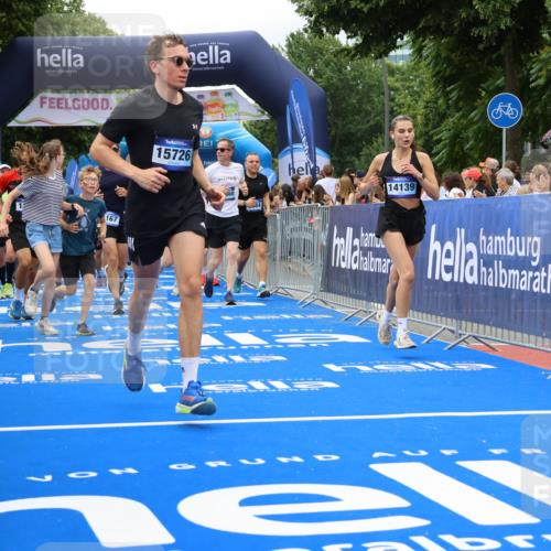 29.06.2025 - hella hamburg halbmarathon Strokosch-Dieckow http://msf.ph/oto/8534046 29.06.2025 10:57:08 Ziel 1387, 1485, 1877, 2676, 4167, 4261, 4940, 9577, 9884, 10383, 11143, 11590, 11612, 13691, 13750, 14139, 14408, 14588, 15110, 15664, 15726, 16909, 17617, 17660, 17848, 17993, 18208, 18719, 19184 meine-sportfotos.de
