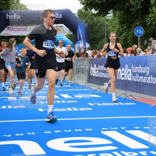 29.06.2025 - hella hamburg halbmarathon Strokosch-Dieckow http://msf.ph/oto/8534047 29.06.2025 10:57:08 Ziel 1387, 1485, 1877, 2676, 4167, 4261, 4940, 9577, 9884, 10383, 11143, 11590, 11612, 13691, 13750, 14139, 14408, 14588, 15110, 15664, 15726, 16909, 17617, 17660, 17848, 17993, 18208, 18719, 19184 meine-sportfotos.de