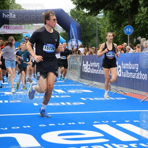 29.06.2025 - hella hamburg halbmarathon Strokosch-Dieckow http://msf.ph/oto/8534049 29.06.2025 10:57:08 Ziel 1387, 1485, 1877, 2676, 4167, 4261, 4940, 9577, 9884, 10383, 11143, 11590, 11612, 13691, 13750, 14139, 14408, 14588, 15110, 15664, 15726, 16909, 17617, 17660, 17848, 17993, 18208, 18719, 19184 meine-sportfotos.de