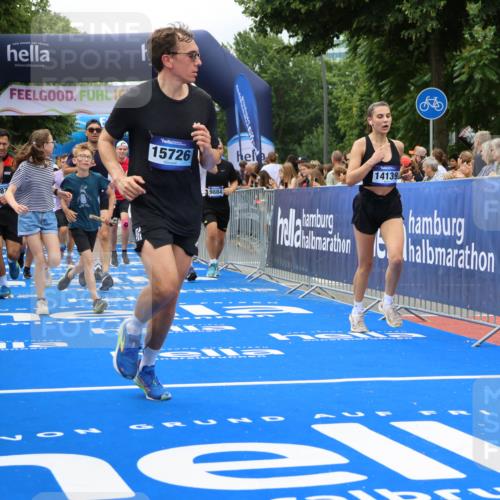 29.06.2025 - hella hamburg halbmarathon Strokosch-Dieckow http://msf.ph/oto/8534050 29.06.2025 10:57:08 Ziel 1387, 1485, 1877, 2676, 4167, 4261, 4940, 9577, 9884, 10383, 11143, 11590, 11612, 13691, 13750, 14139, 14408, 14588, 15110, 15664, 15726, 16909, 17617, 17660, 17848, 17993, 18208, 18719, 19184 meine-sportfotos.de