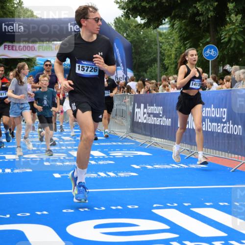 29.06.2025 - hella hamburg halbmarathon Strokosch-Dieckow http://msf.ph/oto/8534051 29.06.2025 10:57:08 Ziel 1387, 1485, 1877, 2676, 4167, 4261, 4940, 9577, 9884, 10383, 11143, 11590, 11612, 13691, 13750, 14139, 14408, 14588, 15110, 15664, 15726, 16909, 17617, 17660, 17848, 17993, 18208, 18719, 19184 meine-sportfotos.de