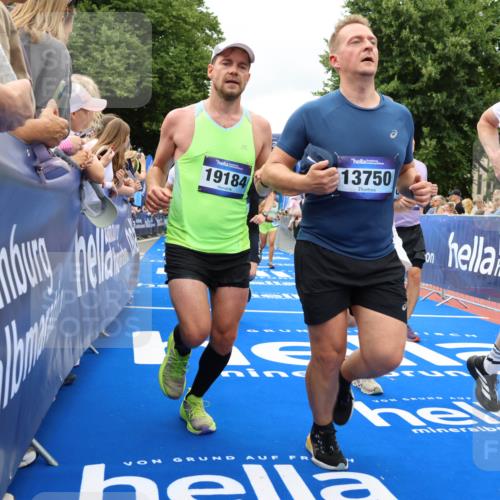 29.06.2025 - hella hamburg halbmarathon Strokosch-Dieckow http://msf.ph/oto/8534059 29.06.2025 10:57:13 Ziel 1387, 1877, 2417, 2676, 4167, 4261, 4940, 8585, 9450, 9577, 9884, 9934, 10383, 11590, 11612, 12014, 12590, 13664, 13750, 14139, 15110, 15229, 15664, 15726, 16625, 17660, 17779, 17848, 17993, 18208, 19184 meine-sportfotos.de