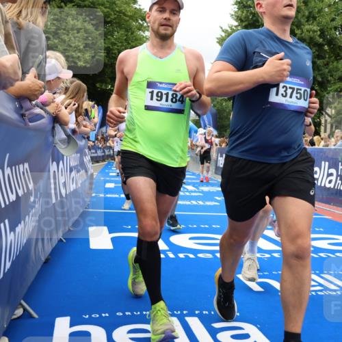 29.06.2025 - hella hamburg halbmarathon Strokosch-Dieckow http://msf.ph/oto/8534061 29.06.2025 10:57:13 Ziel 1387, 1877, 2417, 2676, 4167, 4261, 4940, 8585, 9450, 9577, 9884, 9934, 10383, 11590, 11612, 12014, 12590, 13664, 13750, 14139, 15110, 15229, 15664, 15726, 16625, 17660, 17779, 17848, 17993, 18208, 19184 meine-sportfotos.de