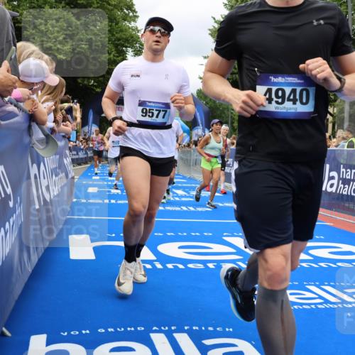 29.06.2025 - hella hamburg halbmarathon Strokosch-Dieckow http://msf.ph/oto/8534063 29.06.2025 10:57:14 Ziel 1387, 1877, 2417, 2676, 4167, 4940, 5926, 6272, 8585, 9450, 9577, 9884, 9934, 10383, 11590, 11612, 12014, 12590, 13664, 13750, 14139, 15110, 15229, 15664, 15726, 16625, 17660, 17779, 17848, 17993, 19184 meine-sportfotos.de