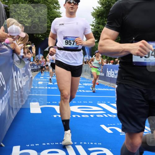 29.06.2025 - hella hamburg halbmarathon Strokosch-Dieckow http://msf.ph/oto/8534065 29.06.2025 10:57:15 Ziel 1387, 1877, 2417, 2676, 4167, 4940, 5926, 6272, 8585, 9450, 9577, 9884, 9934, 10383, 11590, 11612, 12014, 12590, 13664, 13750, 14139, 15110, 15229, 15664, 15726, 16625, 17660, 17779, 17848, 17993, 19184 meine-sportfotos.de