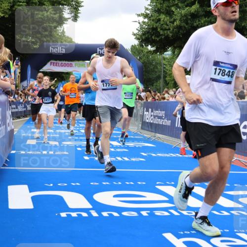 29.06.2025 - hella hamburg halbmarathon Strokosch-Dieckow http://msf.ph/oto/8534070 29.06.2025 10:57:16 Ziel 1387, 1877, 2417, 2676, 4167, 4940, 5926, 6272, 8585, 9450, 9577, 9884, 9934, 10383, 11590, 11612, 12014, 12590, 13664, 13750, 14139, 15110, 15229, 15664, 16625, 16830, 17160, 17660, 17779, 17848, 17993, 19184 meine-sportfotos.de