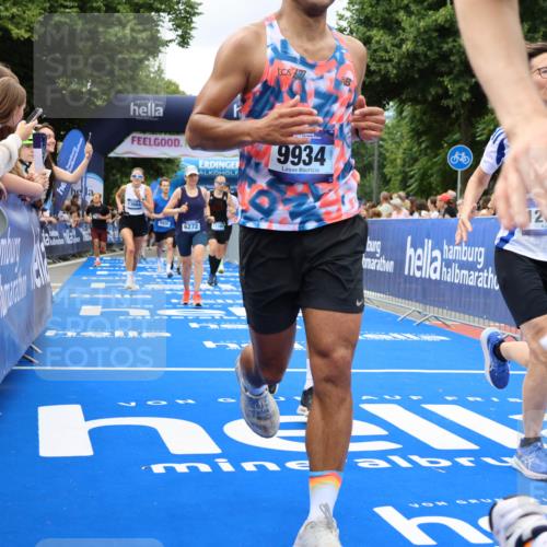 29.06.2025 - hella hamburg halbmarathon Strokosch-Dieckow http://msf.ph/oto/8534080 29.06.2025 10:57:19 Ziel 1877, 2417, 2676, 4940, 5926, 6272, 6281, 6302, 8585, 9450, 9577, 9727, 9934, 10383, 11590, 12014, 12590, 13394, 13664, 13750, 15110, 15229, 15664, 15695, 16625, 16830, 17160, 17660, 17779, 17828, 17848, 17993, 19184 meine-sportfotos.de