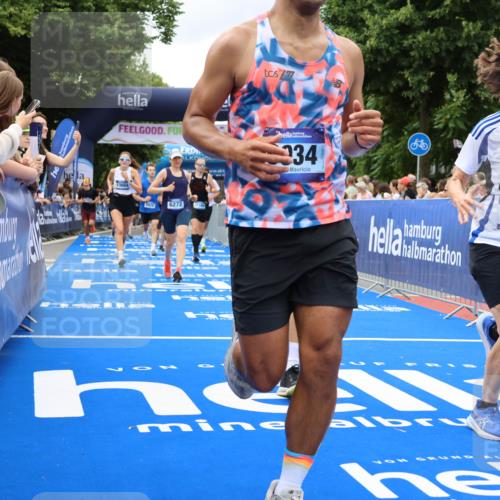 29.06.2025 - hella hamburg halbmarathon Strokosch-Dieckow http://msf.ph/oto/8534081 29.06.2025 10:57:19 Ziel 1877, 2417, 2676, 4940, 5926, 6272, 6281, 6302, 8585, 9450, 9577, 9727, 9934, 10383, 11590, 12014, 12590, 13394, 13664, 13750, 15110, 15229, 15664, 15695, 16625, 16830, 17160, 17660, 17779, 17828, 17848, 17993, 19184 meine-sportfotos.de
