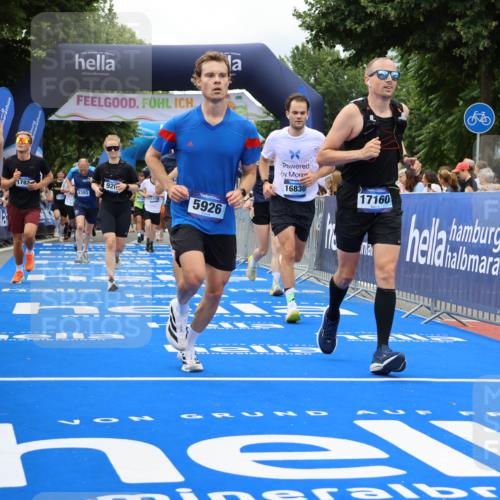 29.06.2025 - hella hamburg halbmarathon Strokosch-Dieckow http://msf.ph/oto/8534089 29.06.2025 10:57:22 Ziel 2417, 2676, 3435, 5926, 6272, 6281, 6302, 8393, 8585, 9450, 9727, 9934, 10383, 12014, 12144, 12590, 13394, 13664, 15229, 15695, 16093, 16625, 16830, 17160, 17758, 17779, 17828, 17848 meine-sportfotos.de