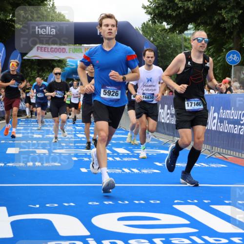 29.06.2025 - hella hamburg halbmarathon Strokosch-Dieckow http://msf.ph/oto/8534091 29.06.2025 10:57:22 Ziel 2417, 2676, 3435, 5926, 6272, 6281, 6302, 8393, 8585, 9450, 9727, 9934, 10383, 12014, 12144, 12590, 13394, 13664, 15229, 15695, 16093, 16625, 16830, 17160, 17758, 17779, 17828, 17848 meine-sportfotos.de