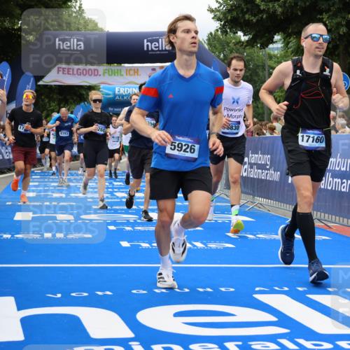 29.06.2025 - hella hamburg halbmarathon Strokosch-Dieckow http://msf.ph/oto/8534094 29.06.2025 10:57:22 Ziel 2417, 2676, 3435, 5926, 6272, 6281, 6302, 8393, 8585, 9450, 9727, 9934, 10383, 12014, 12144, 12590, 13394, 13664, 15229, 15695, 16093, 16625, 16830, 17160, 17758, 17779, 17828, 17848 meine-sportfotos.de