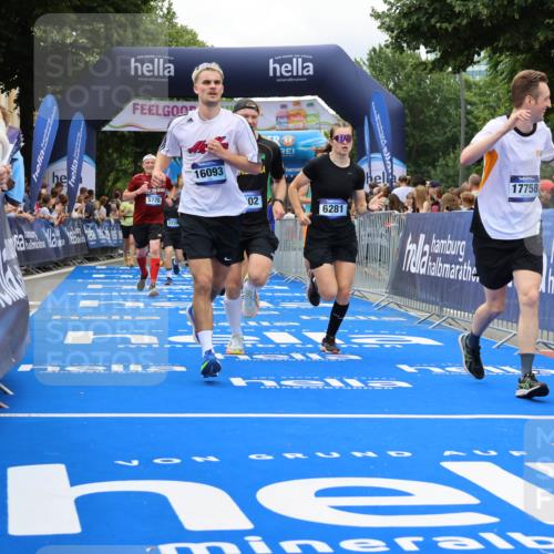 29.06.2025 - hella hamburg halbmarathon Strokosch-Dieckow http://msf.ph/oto/8534110 29.06.2025 10:57:27 Ziel 2236, 2652, 3435, 4502, 5015, 5134, 5457, 5458, 5728, 5926, 6272, 6281, 6302, 8393, 9727, 12144, 13245, 13394, 13664, 15695, 16093, 16830, 17160, 17758, 17828 meine-sportfotos.de