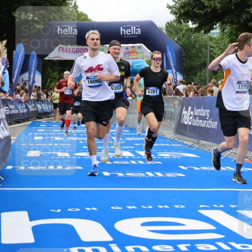 29.06.2025 - hella hamburg halbmarathon Strokosch-Dieckow http://msf.ph/oto/8534111 29.06.2025 10:57:27 Ziel 2236, 2652, 3435, 4502, 5015, 5134, 5457, 5458, 5728, 5926, 6272, 6281, 6302, 8393, 9727, 12144, 13245, 13394, 13664, 15695, 16093, 16830, 17160, 17758, 17828 meine-sportfotos.de