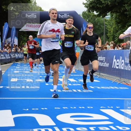 29.06.2025 - hella hamburg halbmarathon Strokosch-Dieckow http://msf.ph/oto/8534116 29.06.2025 10:57:28 Ziel 1239, 2236, 2652, 3435, 4502, 5015, 5134, 5457, 5458, 5728, 5926, 6272, 6281, 6302, 8393, 9727, 12144, 13245, 13394, 14571, 15695, 16093, 16830, 17160, 17758, 17828 meine-sportfotos.de