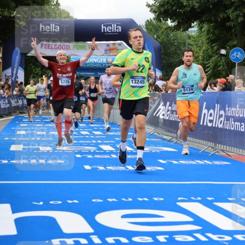 29.06.2025 - hella hamburg halbmarathon Strokosch-Dieckow http://msf.ph/oto/8534125 29.06.2025 10:57:30 Ziel 1239, 2236, 2652, 3435, 4502, 5015, 5134, 5457, 5458, 5728, 6281, 6302, 8393, 9727, 12144, 13245, 13394, 14571, 14951, 15220, 15695, 16093, 16830, 17160, 17758, 17769, 17814, 17828 meine-sportfotos.de