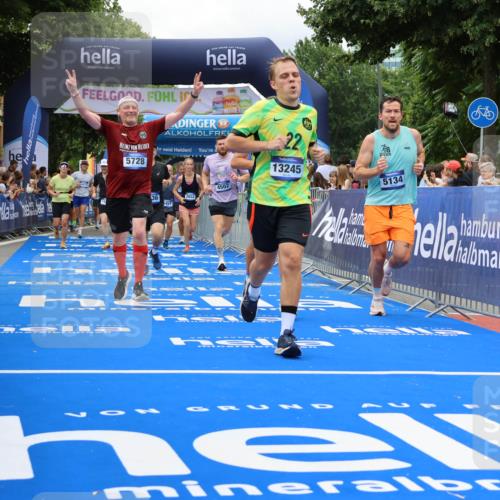 29.06.2025 - hella hamburg halbmarathon Strokosch-Dieckow http://msf.ph/oto/8534126 29.06.2025 10:57:30 Ziel 1239, 2236, 2652, 3435, 4502, 5015, 5134, 5457, 5458, 5728, 6281, 6302, 8393, 9727, 12144, 13245, 13394, 14571, 14951, 15220, 15695, 16093, 16830, 17160, 17758, 17769, 17814, 17828 meine-sportfotos.de
