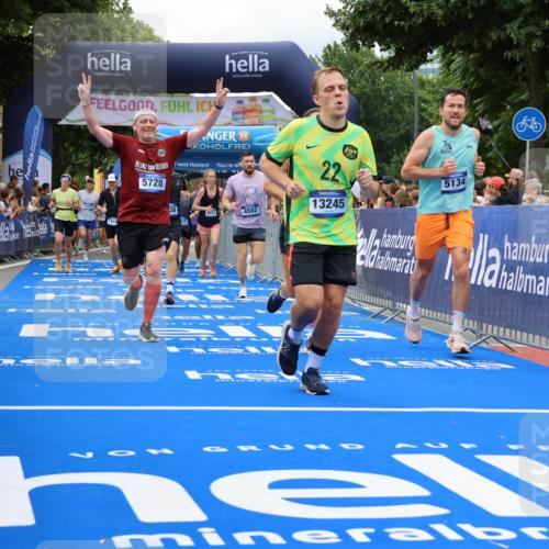 29.06.2025 - hella hamburg halbmarathon Strokosch-Dieckow http://msf.ph/oto/8534128 29.06.2025 10:57:30 Ziel 1239, 2236, 2652, 3435, 4502, 5015, 5134, 5457, 5458, 5728, 6281, 6302, 8393, 9727, 12144, 13245, 13394, 14571, 14951, 15220, 15695, 16093, 16830, 17160, 17758, 17769, 17814, 17828 meine-sportfotos.de
