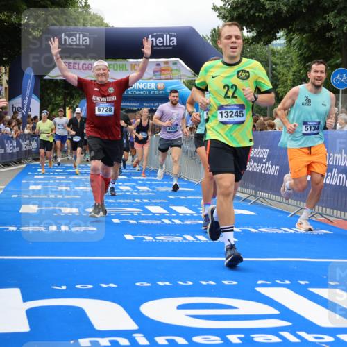 29.06.2025 - hella hamburg halbmarathon Strokosch-Dieckow http://msf.ph/oto/8534131 29.06.2025 10:57:30 Ziel 1239, 2236, 2652, 3435, 4502, 5015, 5134, 5457, 5458, 5728, 6281, 6302, 8393, 9727, 12144, 13245, 13394, 14571, 14951, 15220, 15695, 16093, 16830, 17160, 17758, 17769, 17814, 17828 meine-sportfotos.de
