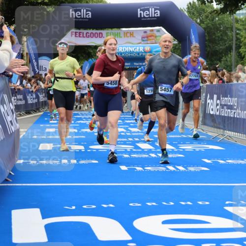 29.06.2025 - hella hamburg halbmarathon Strokosch-Dieckow http://msf.ph/oto/8534134 29.06.2025 10:57:34 Ziel 1239, 1715, 2236, 2606, 2652, 3435, 4502, 5015, 5134, 5457, 5458, 5728, 8393, 12144, 12774, 13245, 13523, 14571, 14951, 15217, 15220, 16093, 17758, 17769, 17814, 18388, 18985 meine-sportfotos.de