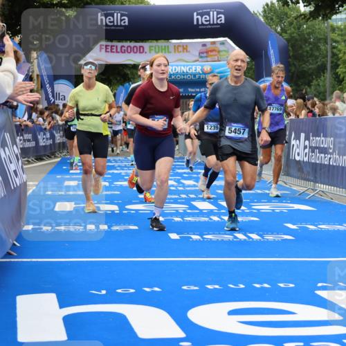29.06.2025 - hella hamburg halbmarathon Strokosch-Dieckow http://msf.ph/oto/8534135 29.06.2025 10:57:34 Ziel 1239, 1715, 2236, 2606, 2652, 3435, 4502, 5015, 5134, 5457, 5458, 5728, 8393, 12144, 12774, 13245, 13523, 14571, 14951, 15217, 15220, 16093, 17758, 17769, 17814, 18388, 18985 meine-sportfotos.de