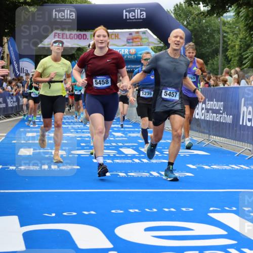 29.06.2025 - hella hamburg halbmarathon Strokosch-Dieckow http://msf.ph/oto/8534139 29.06.2025 10:57:34 Ziel 1239, 1715, 2236, 2606, 2652, 3435, 4502, 5015, 5134, 5457, 5458, 5728, 8393, 12144, 12774, 13245, 13523, 14571, 14951, 15217, 15220, 16093, 17758, 17769, 17814, 18388, 18985 meine-sportfotos.de