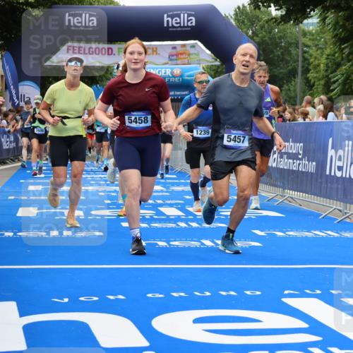 29.06.2025 - hella hamburg halbmarathon Strokosch-Dieckow http://msf.ph/oto/8534140 29.06.2025 10:57:34 Ziel 1239, 1715, 2236, 2606, 2652, 3435, 4502, 5015, 5134, 5457, 5458, 5728, 8393, 12144, 12774, 13245, 13523, 14571, 14951, 15217, 15220, 16093, 17758, 17769, 17814, 18388, 18985 meine-sportfotos.de
